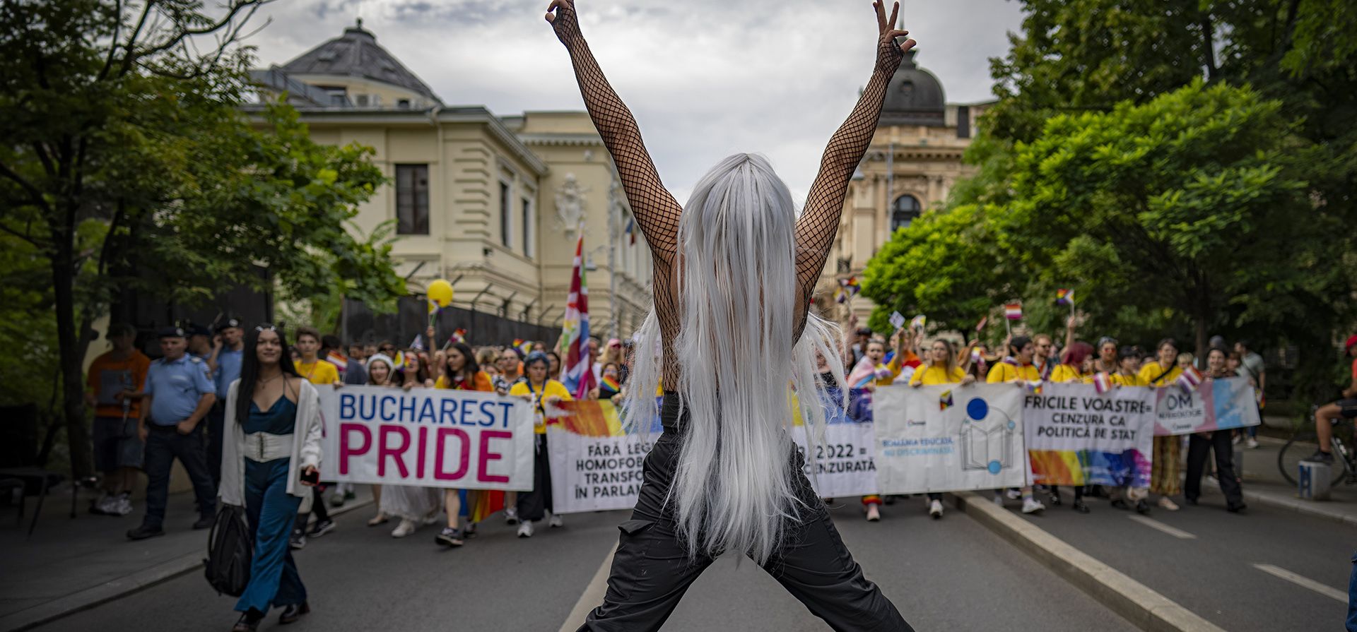 ARCHIVO - Un participante salta haciendo señales de victoria durante un desfile del orgullo gay en Bucarest, Rumania, el sábado 29 de julio de 2023. Los líderes ortodoxos orientales, a pesar de carecer de una autoridad doctrinal única como el Papa, han sido unánimes al oponerse al reconocimiento de las relaciones entre personas del mismo sexo. (Foto AP/Vadim Ghirda, Archivo) ARCHIVO - Un participante salta haciendo señales de victoria durante un desfile del orgullo gay en Bucarest, Rumania, el sábado 29 de julio de 2023. Los líderes ortodoxos orientales, a pesar de carecer de una autoridad doctrinal única como el Papa, han sido unánimes al oponerse al reconocimiento de las relaciones entre personas del mismo sexo. (Foto AP/Vadim Ghirda, Archivo)