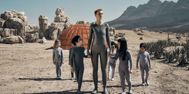 Androides intentan recuperar la humanidad criando embriones humanos rescatados de una Tierra devastada.