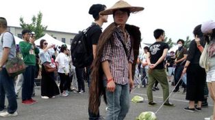 Pasear las verduras por la calle, la loca costumbre para hacer nuevos amigos