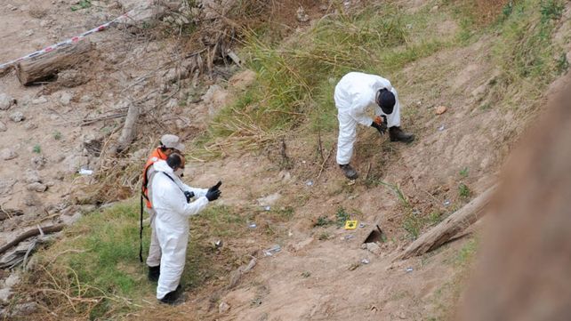 Los peritos del Equipo Argentino de Antropología Forense en el lugar donde aparecieron los huesos.
