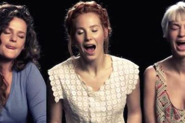 Un grupo de mujeres graban un video en el que cantan mientras tienen un orgasmo