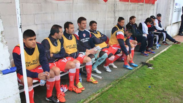 Los jugadores aguardan por la llegada del entrenador que los dirigirá en el próximo torneo. &nbsp; 