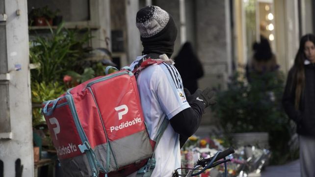 Los repartidores aseguran que las propias aplicaciones les prestan dinero para seguir trabajando y reclaman controles sobre las tasas