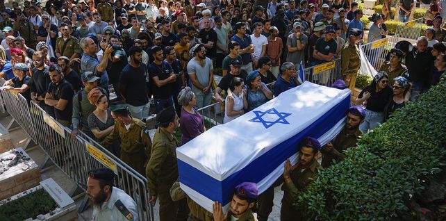 Soldados israelíes llevan el ataúd cubierto con la bandera del Sargento. Shilo Yosef Amir durante su funeral en el cementerio del Monte Herzl en Jerusalén, el viernes 7 de julio de 2023. Un militante de Hamás abrió fuego el jueves cerca de un asentamiento israelí en la Cisjordania ocupada, matando a Yosef Amir. El atacante palestino fue asesinado a tiros por las fuerzas israelíes, dijo el ejército. (Foto AP/Ohad Zwigenberg)