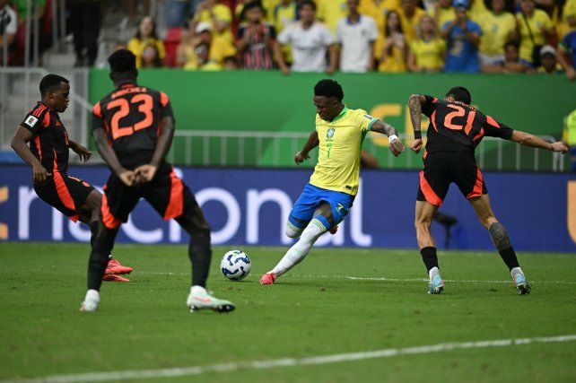 Vinicius se vistió de héroe y Brasil logró un agónico triunfo ante Colombia