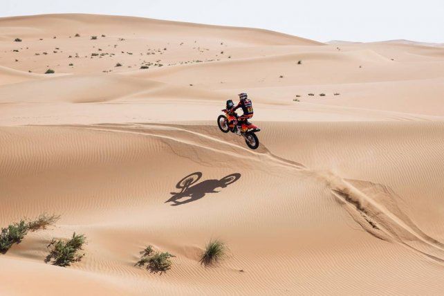 A la cima. Kevin Benavides tuvo otra buena etapa con su KTM &nbsp;y aprovechó la caída de Toby Price para subirse a la punta.