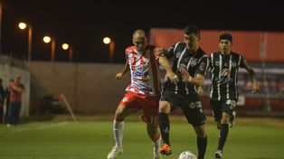 Viejo conocido. El Decano enfrentó al Ferroviario en la Primera B Nacional.