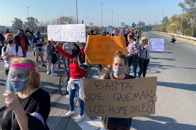 Puente Rosario - Victoria: lo cortaron hartos de las quemas en las islas
