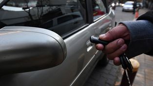 Inhibidores. Delincuentes acechan en distintas zonas al momento de estacionar autos.
