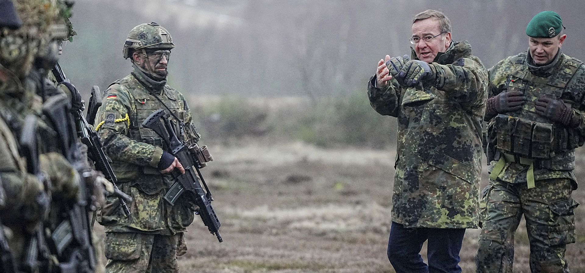 Boris Pistorius, Ministro Federal de Defensa de Alemania, habla con los soldados durante su visita inaugural a la Bundeswehr en el área de entrenamiento de Altengrabow en Moeckern, Alemania, el jueves 26 de enero de 2023. (Kay Nietfeld/dpa vía AP)