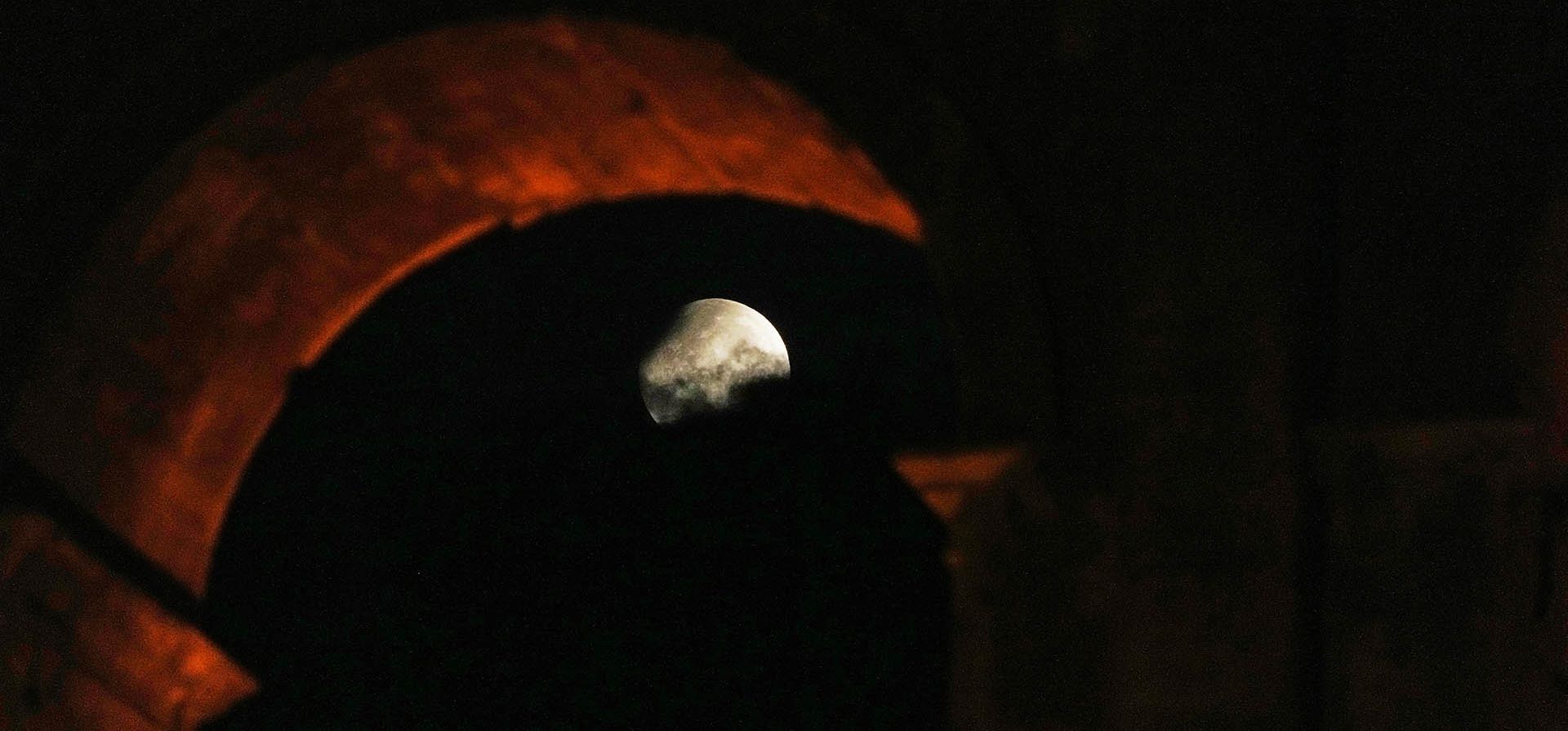 La luna se pone detrás del Coliseo durante un eclipse lunar parcial en Roma, el viernes 28 de agosto de 2026. (Foto AP/Gregorio Borgia) La luna se pone detrás del Coliseo durante un eclipse lunar parcial en Roma, el viernes 28 de agosto de 2026. (Foto AP/Gregorio Borgia)