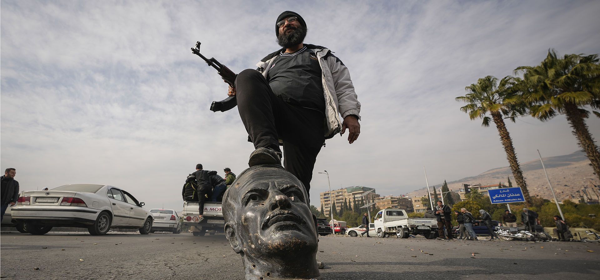Un combatiente de la oposición pisa un busto roto del fallecido presidente sirio Hafez Assad en Damasco, Siria, el domingo 8 de diciembre de 2024. (Foto AP/Hussein Malla) Un combatiente de la oposición pisa un busto roto del fallecido presidente sirio Hafez Assad en Damasco, Siria, el domingo 8 de diciembre de 2024. (Foto AP/Hussein Malla)