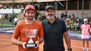 Gonzalo Villanueva, con la Copa Paddock, junto al ex top ten Alberto Mancini