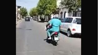Insólito: una ambulancia se olvidó a un médico en la calle y un motoquero lo llevó al hospital. &nbsp;