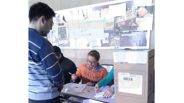 Los votantes en la escuela Normal de Paraná