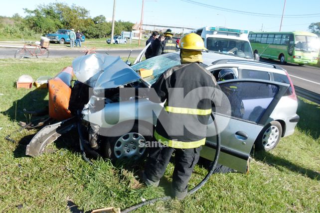 Chocó y tiró abajo una columna de alumbrado público en la ruta 168