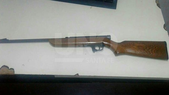 Circulaba por barrio Centenario con un rifle y lo detuvieron