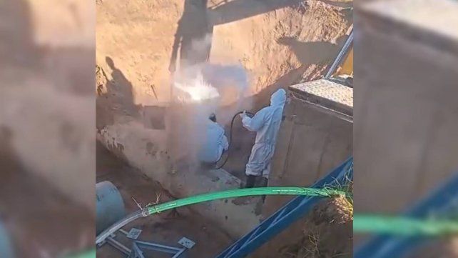 Trabajos en caño de agua: explosión en Paraná sorprendió a empleados municipales