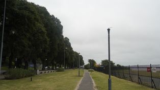 Delito sin freno. La avenida Belgrano se quedó sin muchas de sus luminarias por el robo constante en la zona.
