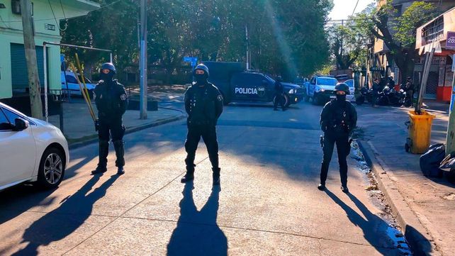 Atrincherado hace horas con un rehén: hizo casi 300 disparos