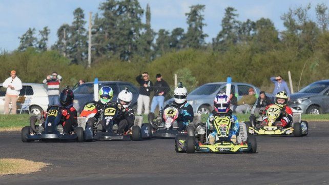 Los vehículos en la pista y el público en las tribunas siguiendo una nueva jornada del Campeonato Entrerriano.