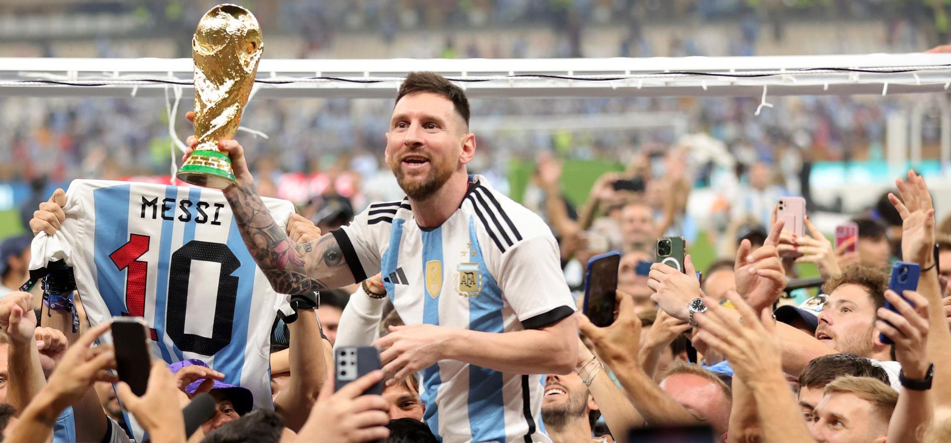 Lionel Messi es llevado en andas con la Copa del Mundo en sus manos, como la icónica foto de Maradona en el Mundial de 1986. Foto: EFE