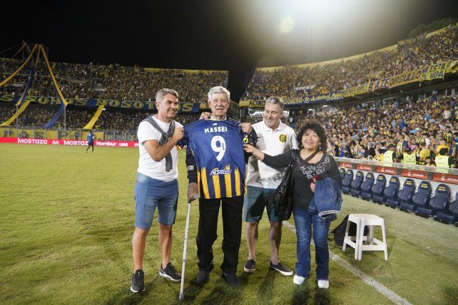 Oscar Massei fue reconocido en la previa del partido ante Gimnasia. Le obsequiaron la 9 del canalla.