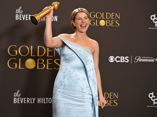 Jessie Buckley se llevó su primer Globo de Oro a casa por su papel en 