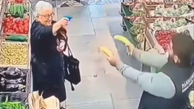 Video: los graciosos duelos que mantienen una mujer y el empleado de una verdulería
