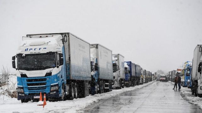 Mendoza: tres mil de camioneros varados por la nieve esperan la reapertura del paso a Chile