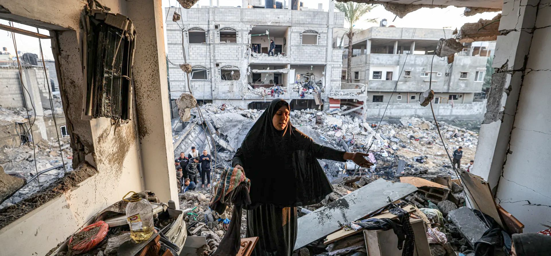La casa destruida del periodista palestino Adel Zorob, que murió durante la noche en un bombardeo israelí, Rafah, Gaza. Fotografía: Mahmud Hams/AFP/Getty Images La casa destruida del periodista palestino Adel Zorob, que murió durante la noche en un bombardeo israelí, Rafah, Gaza. Fotografía: Mahmud Hams/AFP/Getty Images