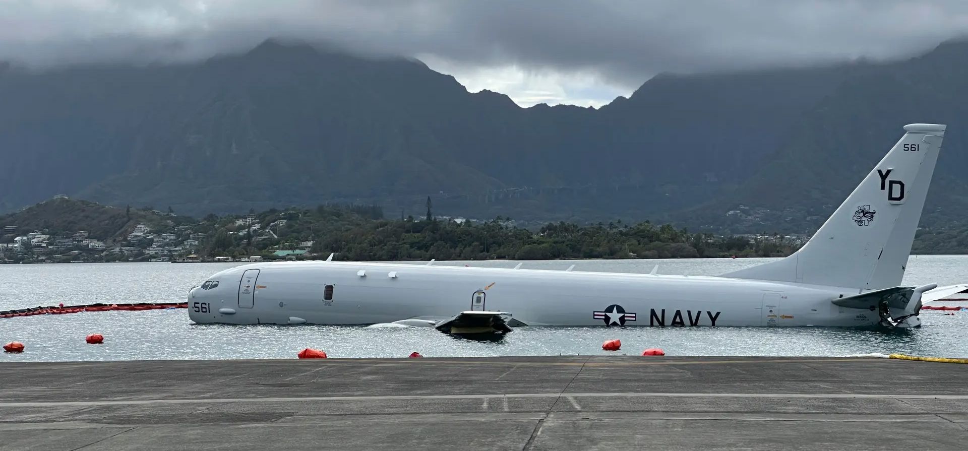 Un avión P-8A de la Armada que sobrepasó una pista en la Base del Cuerpo de Marines de Hawái y aterrizó en aguas poco profundas en alta mar se encuentra en un arrecife y arena en Hawái, Bahía de Kaneohe, Estados Unidos. Fotografía: Audrey McAvoy/AP Un avión P-8A de la Armada que sobrepasó una pista en la Base del Cuerpo de Marines de Hawái y aterrizó en aguas poco profundas en alta mar se encuentra en un arrecife y arena en Hawái, Bahía de Kaneohe, Estados Unidos. Fotografía: Audrey McAvoy/AP