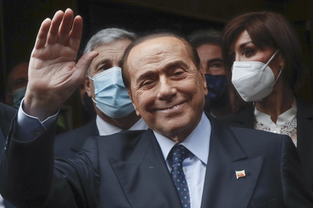 Berlusconi parece despedirse en el ingreso del Parlamento en 2021.&nbsp;