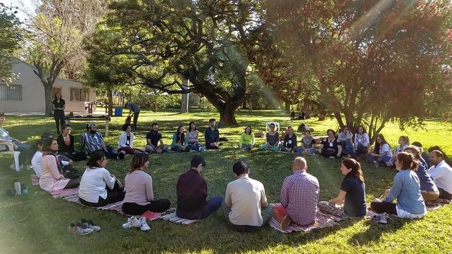 La asamblea en circulo buscando la conexión entre los participantes.&nbsp;