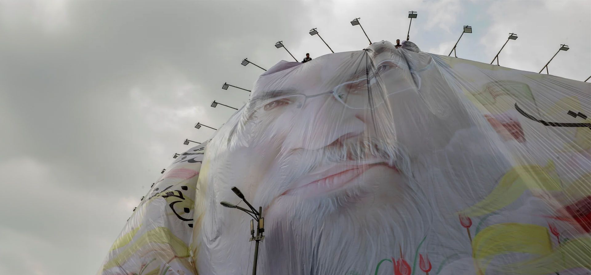 Trabajadores instalan una pancarta que representa a Hassan Nasrallah, el líder de larga data de Hezbollah en el Líbano, dos días después de su asesinato selectivo por parte de las fuerzas israelíes en los suburbios del sur de Beirut, Teherán, Irán. Fotografía: Majid Saeedi/Getty Images Trabajadores instalan una pancarta que representa a Hassan Nasrallah, el líder de larga data de Hezbollah en el Líbano, dos días después de su asesinato selectivo por parte de las fuerzas israelíes en los suburbios del sur de Beirut, Teherán, Irán. Fotografía: Majid Saeedi/Getty Images