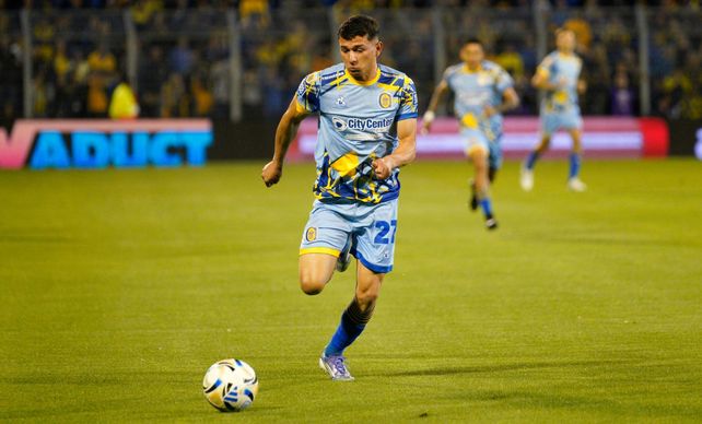 Gaspar Duarte inicia un ataque para Central en el partido ante Talleres, el último que jugó.