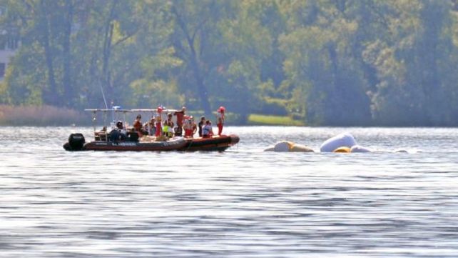 Buzos de los bomberos y de los carabineros italianos siguen trabajando en el lago con el objetivo de sacar a la superficie los restos&nbsp;de la embarcación.