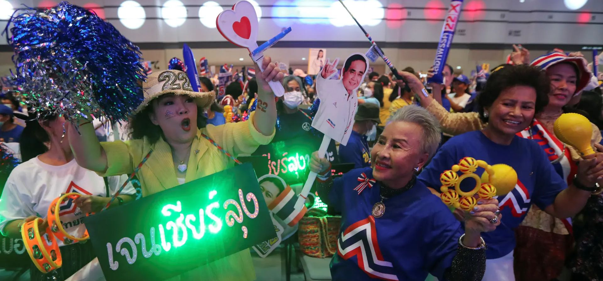 Bangkok, Tailandia. La gente asiste al evento de mitin del partido United Thai Nation antes de las próximas elecciones generales. Fotografía: Reuters