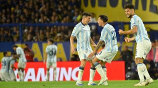 El festejo de Racing en La Bombonera. Está en la final del Clausura, y si lo gana celebra Independiente también.