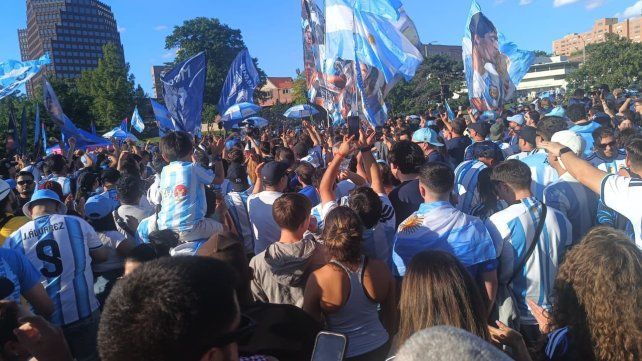 Una marea humana con camisetas y banderas de Argentina en el inicio del Mundial para el equipo de Scaloni.