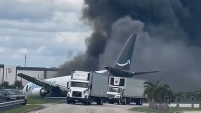 El avión quedó atravesado en la avenida Northwest 67th de Miami.&nbsp;