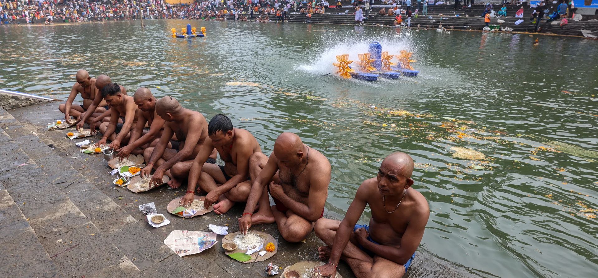 Los devotos hindúes realizan el ritual del Tarpán durante las oraciones de Mahalaya en el tanque de agua de Banganga. Mahalaya se celebra siete días antes del festival Durga Puja, con los devotos ofreciendo oraciones a sus difuntos, Mumbai, India. Fotografía: Divyakant Solanki/EPA Los devotos hindúes realizan el ritual del Tarpán durante las oraciones de Mahalaya en el tanque de agua de Banganga. Mahalaya se celebra siete días antes del festival Durga Puja, con los devotos ofreciendo oraciones a sus difuntos, Mumbai, India. Fotografía: Divyakant Solanki/EPA