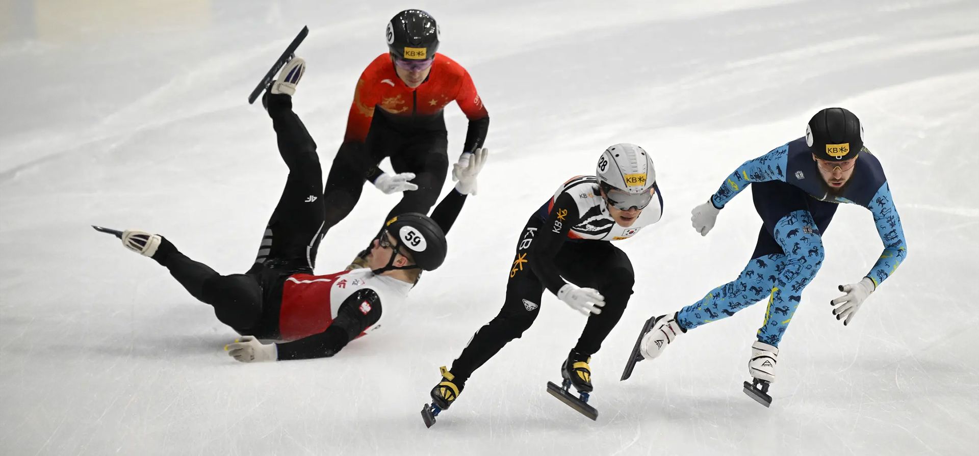 El surcoreano Seo Yi-ra (centro) y el kazajo Denis Nikisha (derecha) compiten mientras el polaco Michal Niewinski (izquierda) cae durante la final masculina de 500 metros en la Copa del Mundo de la Unión Internacional de Patinaje, Seúl, Corea del Sur. Fotografía: Jung Yeon-Je/AFP/Getty Images El surcoreano Seo Yi-ra (centro) y el kazajo Denis Nikisha (derecha) compiten mientras el polaco Michal Niewinski (izquierda) cae durante la final masculina de 500 metros en la Copa del Mundo de la Unión Internacional de Patinaje, Seúl, Corea del Sur. Fotografía: Jung Yeon-Je/AFP/Getty Images