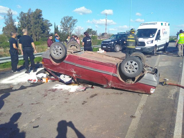 Cuatro heridos tras el vuelco de un auto en la autopista Rosario-Santa Fe