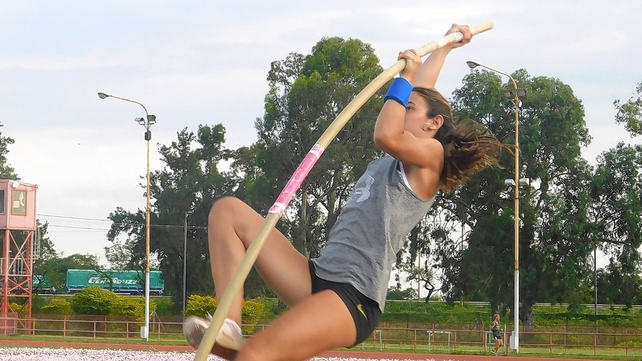 Luciana Gómez Iriondo consiguió una marca de 4.02 en la prueba de salto con garrocha en la pista del Card.