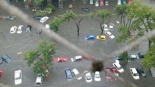 Un fuerte temporal, el más fuerte en los últimos 50 años, anegó el casco céntrico de Montevideo