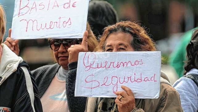 Los vecinos de Santo Tomé piden más presencia policial. Se va el 40% de nuestros días en impuestos y esos impuestos los queremos ver reflejados Los vecinos de Santo Tomé piden más presencia policial. Se va el 40% de nuestros días en impuestos y esos impuestos los queremos ver reflejados