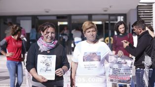 La hermana y la madre de Gusmán, frente a Tribunales.