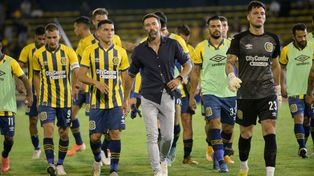 El Kily González se retira junto a sus jugadores después de la dura derrota.