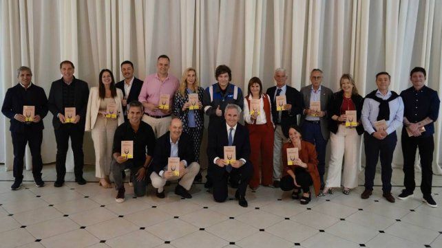 Milei marcó objetivos para 2026 y regaló un libro clave al Gabinete
